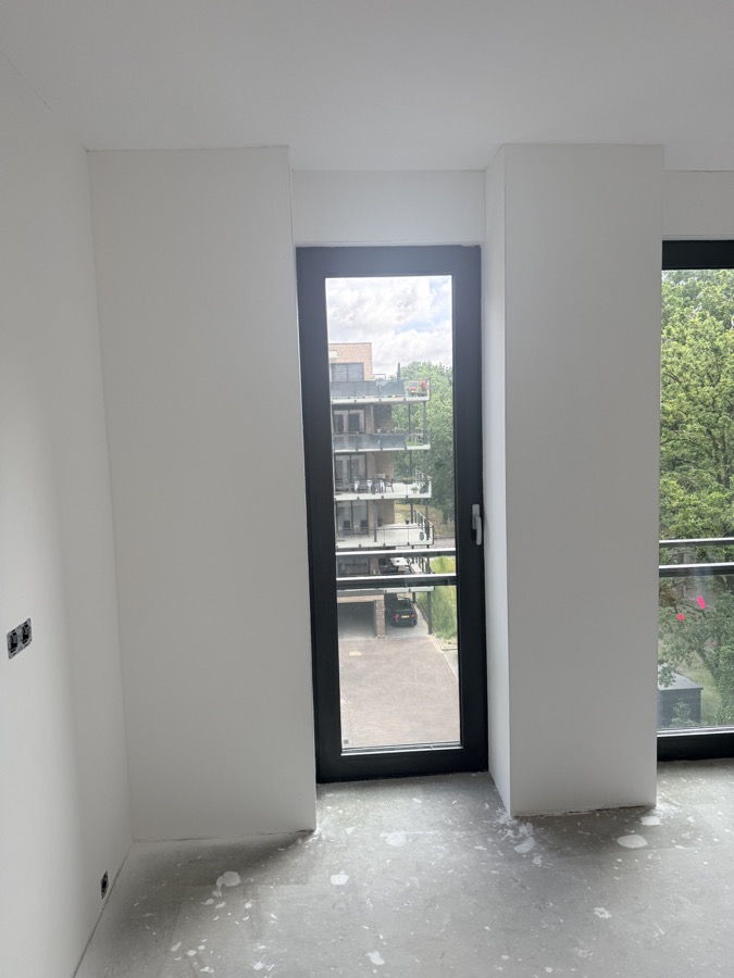Strakke afwerking rond een hoog zwart raam